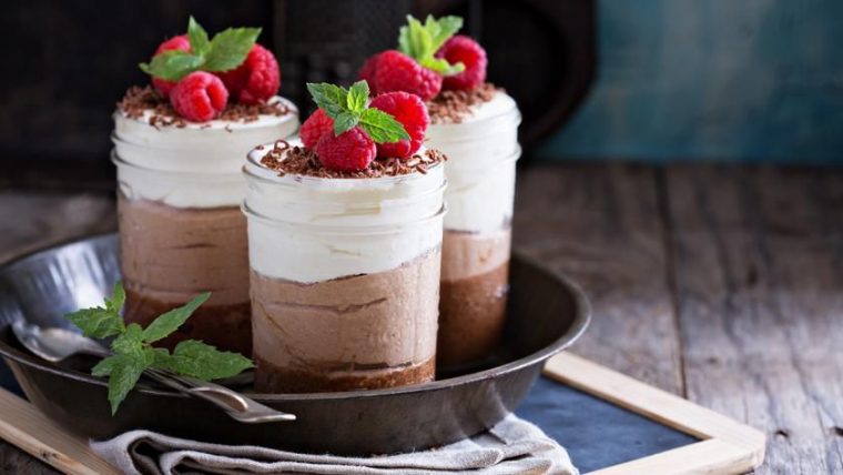 dessert mit schokolade und früchten