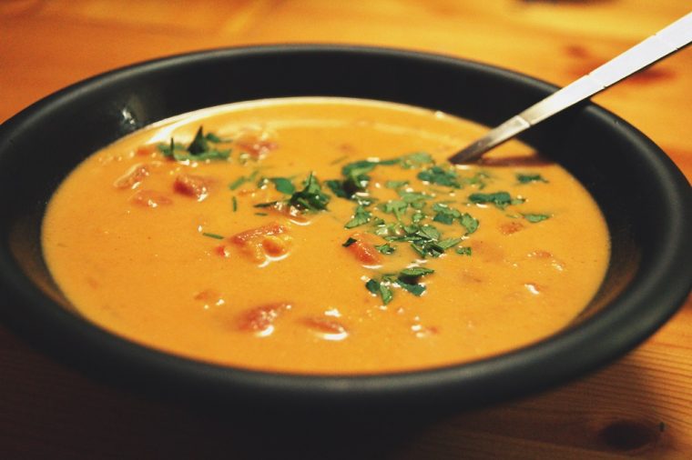 rote linsensuppe mit kokosmilch und kurkuma