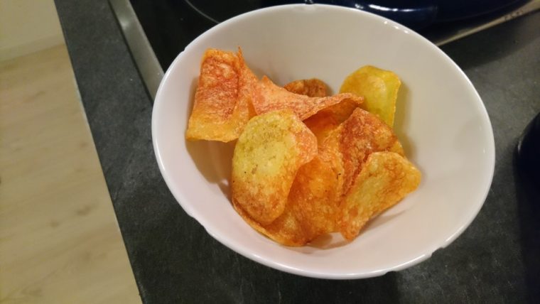 kartoffelchips in der friteuse