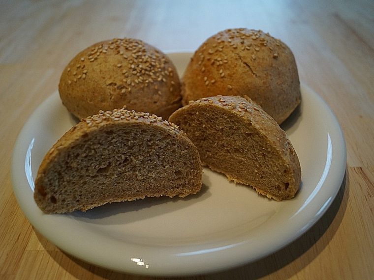 brötchen mit sauerteig und hefe