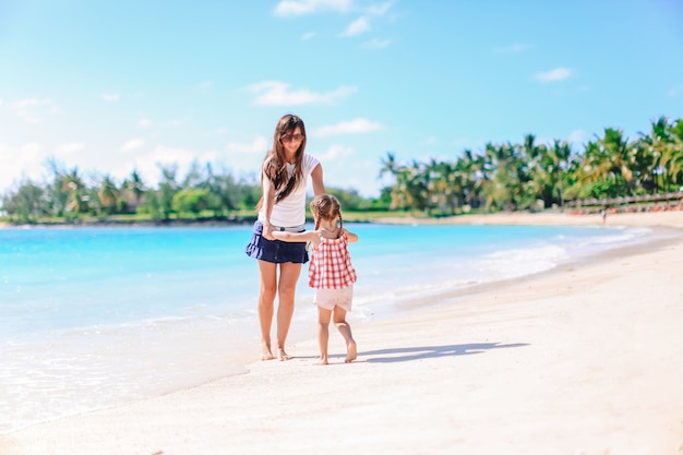 mutter und tochter am strand