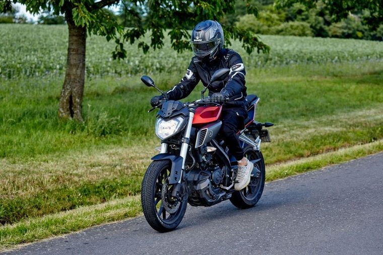 sie fahren ein motorrad mit abs