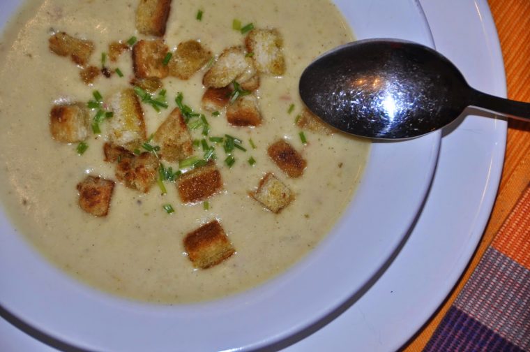 herzhafte kartoffelsuppe mit speck