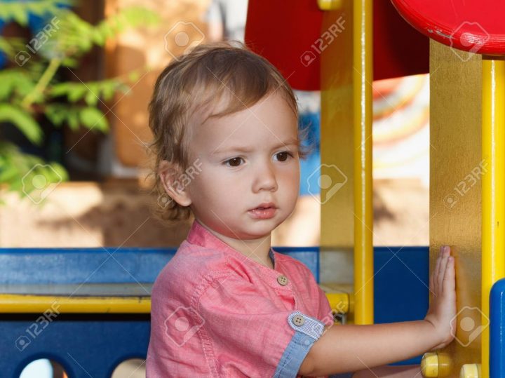 Activités Pour Petits Enfants, Histoire De Jeux Familiaux. Enfant, Jouer,  Dehors, Cour De Récréation dedans Jeux Pour Petit Enfant