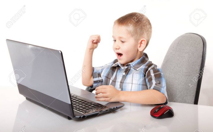 Addiction Ordinateur Enfant Garçon Émotif Avec Des Jeux Pc Portable De Jeu  Isolé Sur Fond Blanc serapportantà Jeux Ordinateur Enfant