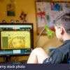 Adolescent À L'aide D'ordinateur À La Maison Avec Des intérieur Jeux Ordinateur Enfant