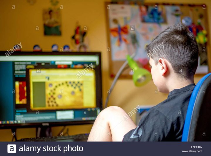 Adolescent À L'aide D'ordinateur À La Maison Avec Des intérieur Jeux Ordinateur Enfant