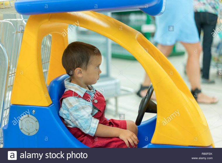 Adorable Petit 2 Ans Bébé Garçon Enfant Dans Le Petit Jouet intérieur Jouet 2 Ans Garçon