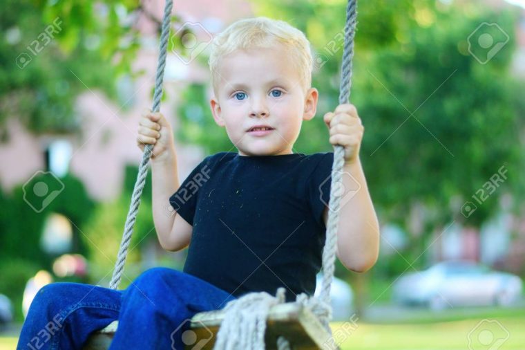 Adorable Petit Garçon Blond Amusant À L'aire De Jeux. avec Jeux Des Petit Garçon