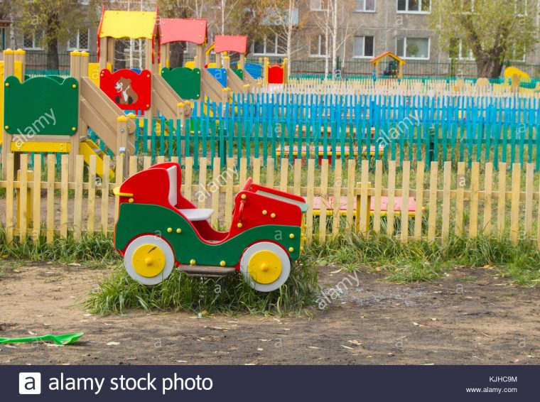 Aire De Jeux Pour Enfants Colorés Dans Un Endroit Ensoleillé tout Jeux De Petite Voiture