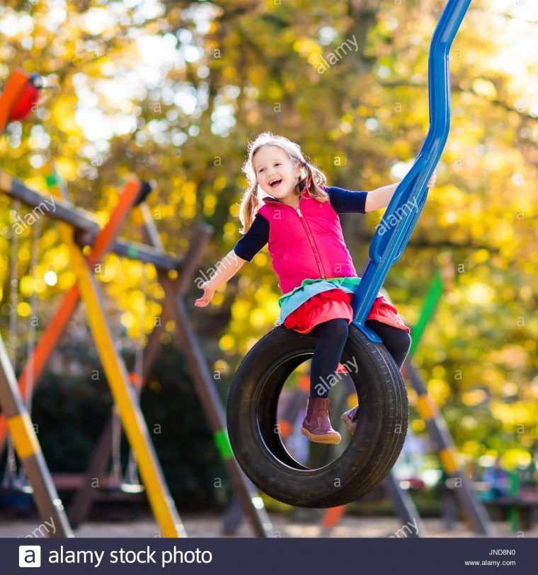 Aire De Jeux Pour Enfants Sur Les Enfants Jouer Dans Le Parc serapportantà Jeux Pour Jeunes Enfants