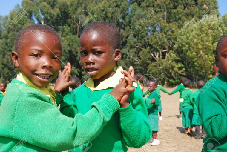 Août 2014 – Le Village De Pomerini – Tanzanie – Afrique – Le Jeu Des  Enfants Africains D'asile Construits Dans La Mission Franciscaine Du  Village De encequiconcerne Jeux Africains Pour Enfants