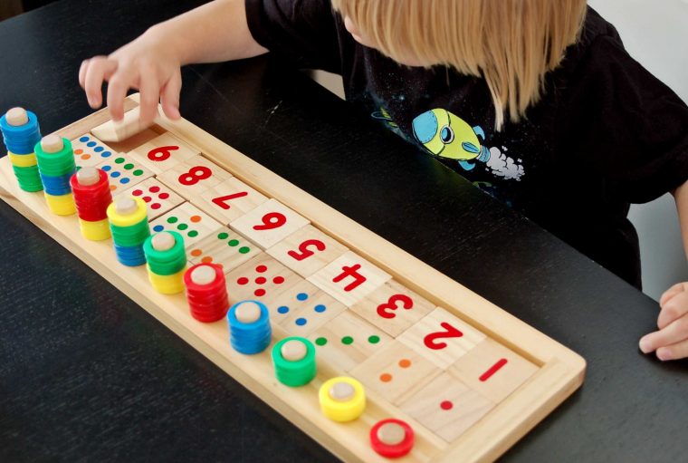 Apprendre À Compter : Jeu Éducatif En Bois – Crapaud Chameau serapportantà Apprendre A Compter Maternelle