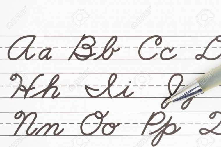 Apprendre À Écrire Des Lettres Cursives, Échantillons De Lettres Cursives  Sur Papier Ligné Avec Un Stylo destiné Apprendre A Ecrire Les Lettres