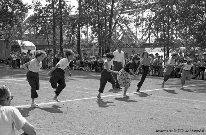 Au Parc Belmont : Jeux De Course (À Cloche-Pied), Pique serapportantà Jeux De Course Enfant