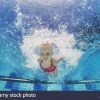 Baby Girl Nager Sous L'eau Et La Plongée En Piscine Avec intérieur Jeux De Saut Dans L Eau