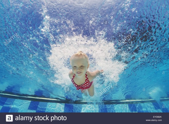 Baby Girl Nager Sous L'eau Et La Plongée En Piscine Avec intérieur Jeux De Saut Dans L Eau