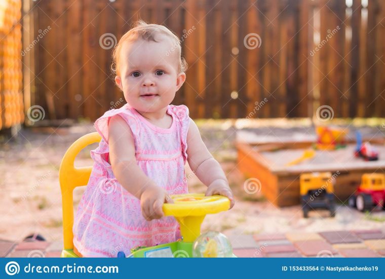 Bébé Conduisant Une Voiture De Jouet Au Terrain De Jeu tout Jeux Voiture Bebe