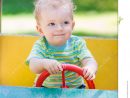Bébé Garçon Conduisant Une Voiture De Jouet Au Terrain De concernant Jeux Voiture Bebe