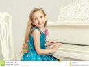 Belle Petite Fille 5-6 Ans Photo Stock. Image Du Mode pour Jeux De Petite Fille De 6 Ans