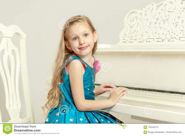 Belle Petite Fille 5-6 Ans Photo Stock. Image Du Mode pour Jeux De Petite Fille De 6 Ans