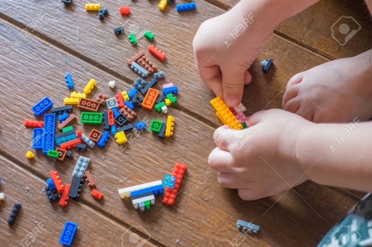 Blocs De Construction En Plastique Coloré Ou Jouet En Brique Avec Des Mains  D'enfant. (Mise Au Point Sélective) serapportantà Casse Brique Enfant