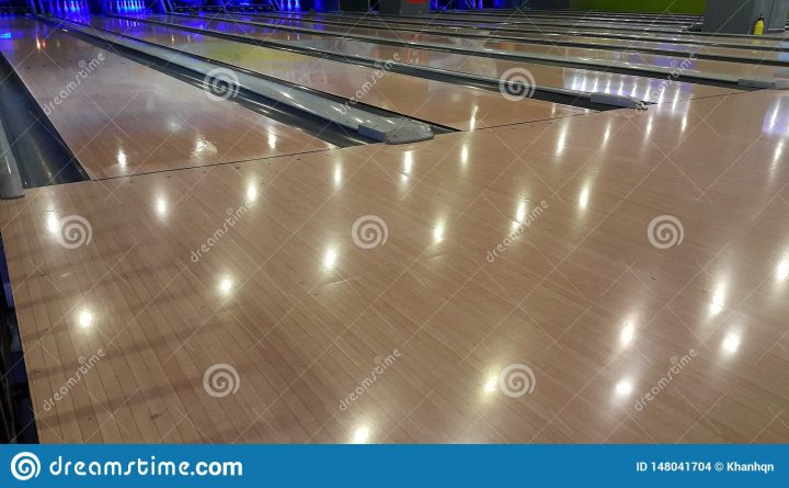 Bowling Au Centre De Jeux Photo Stock. Image Du Gibier serapportantà Jeux De Bouligue