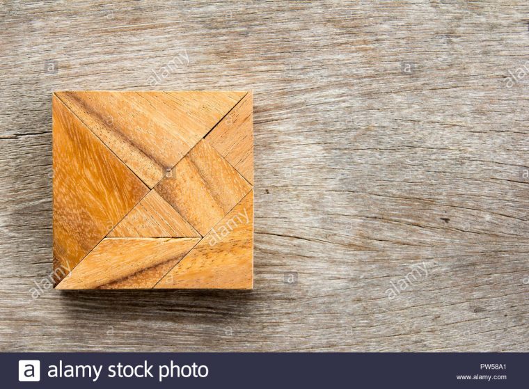 Casse-Tête Tangram En Ligne Carrée Sur Fond De Bois Banque D à Tangram En Ligne