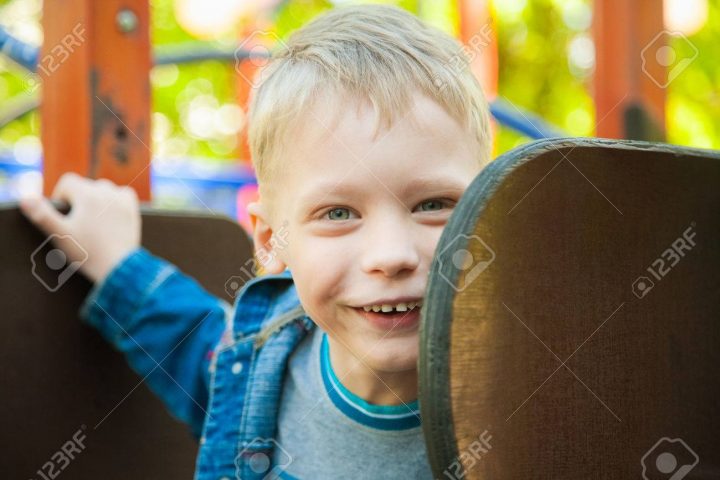 Close Up Portrait Drôle Visage Souriant De L'enfant. 7 Ans Kid Jouer À Des  Jeux Pour Enfants. Garçon Blond Caucasien Vêtu De Vêtements De Denim dedans Jeux Pour Enfant De 7 Ans