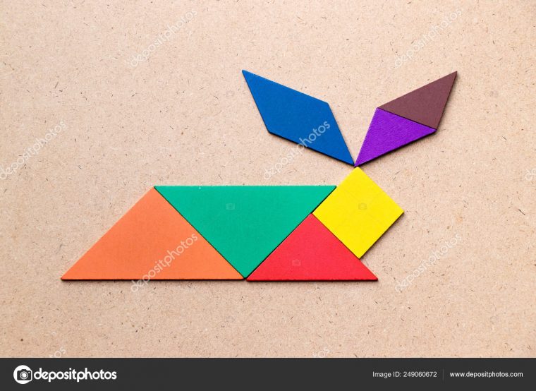 Color Tangram In Rabbit Shape On Wood Background — Stock intérieur Tangram Lapin