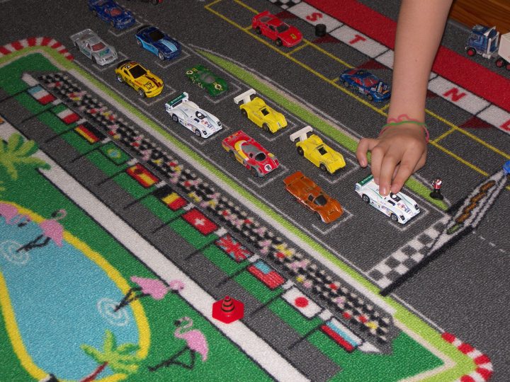 Course De Petite Voiture Sur Un Tapis De Formule 1 avec Jeux De Course En Voiture