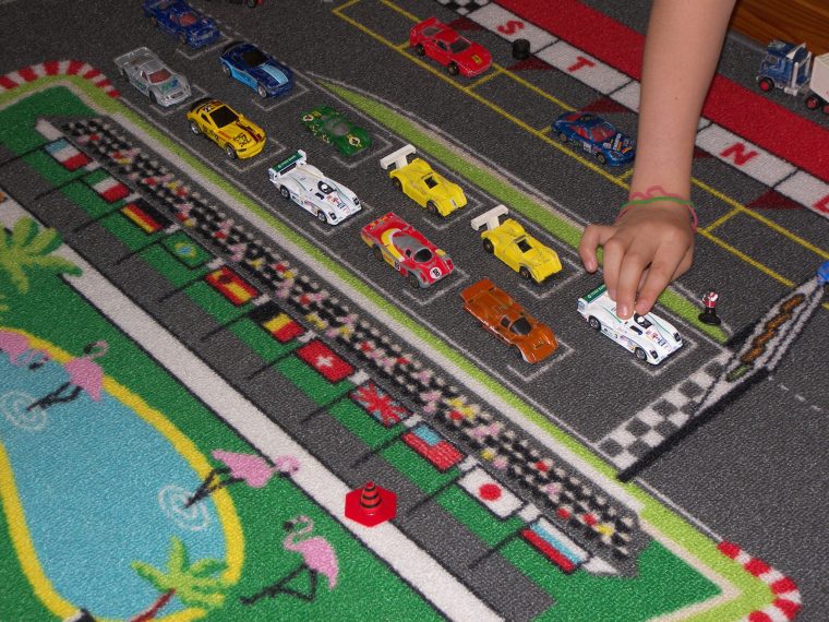 Course De Petite Voiture Sur Un Tapis De Formule 1 pour Jeux De Course De Voiture Pour Enfan