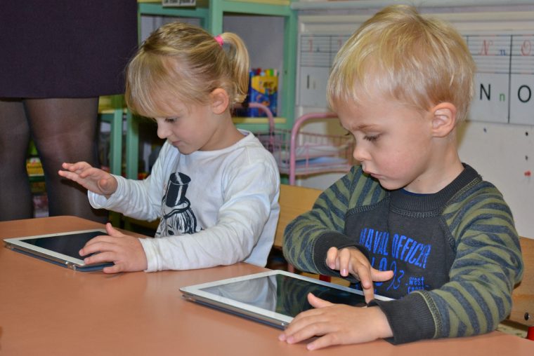 De L'ardoise A La Tablette : L'étonnante Facilité Des intérieur Tablette Enfant Fille