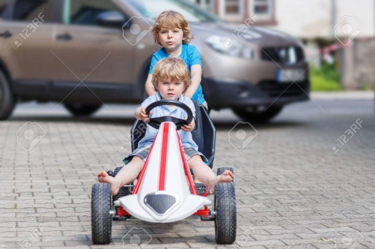 Deux Amis Heureux Petit Garçon Amusant Avec Voiture De Course De Jouets  Dans Le Jardin D'été, À L'extérieur. Kid Active Pousser La Voiture Avec Son encequiconcerne Jeux De Petite Voiture