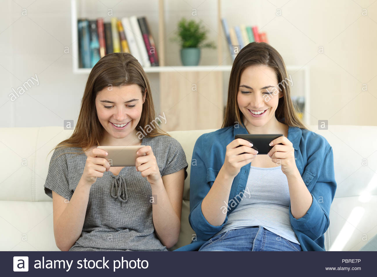 Deux Amis Jouer À Des Jeux En Ligne Avec Les Smartphones encequiconcerne Jeux A Deux En Ligne 