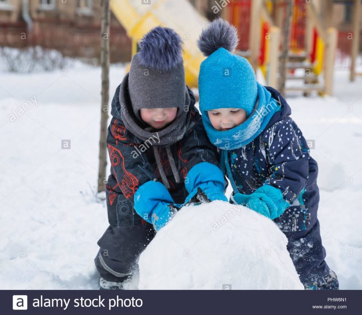 Deux Beaux Garçons Enfants 2 Et 4 Ans En Hiver Grand Rouleau pour Jeux Pour Les Garcons De 4 Ans