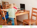 Deux Garçons À L'aide De L'ordinateur Portable Jouant Des tout Jeux Gratuit De Garçon