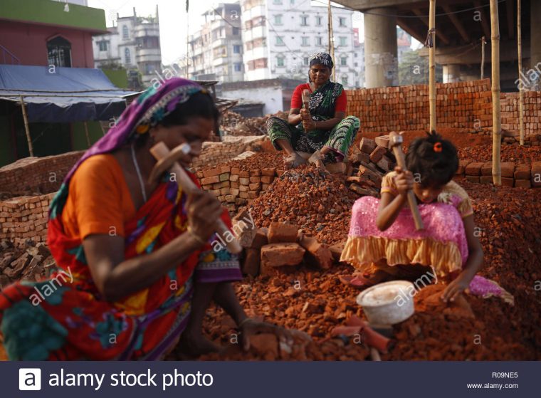 Dhaka, Bangladesh. 29Th Sep 2018. Journalier Des Femmes Avec dedans Casse Brique Enfant