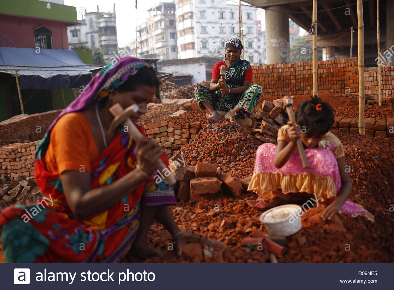 Dhaka, Bangladesh. 29Th Sep 2018. Journalier Des Femmes Avec dedans Casse Brique Enfant 