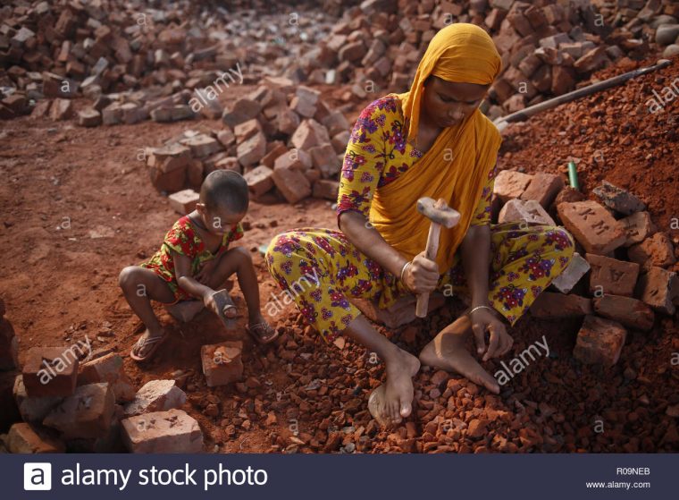 Dhaka, Bangladesh. 29Th Sep 2018. Koitori (3), Un Enfant intérieur Casse Brique Enfant