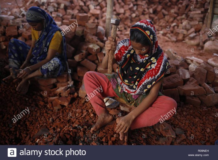 Dhaka, Bangladesh. 29Th Sep 2018. Moina (12), Un Travail Des dedans Casse Brique Enfant