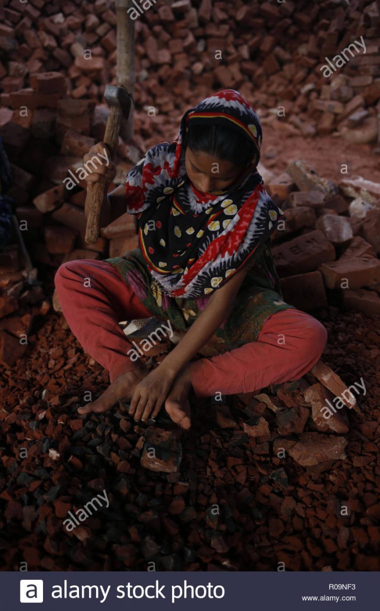 Dhaka, Bangladesh. 29Th Sep 2018. Moina (12), Un Travail Des pour Casse Brique Enfant