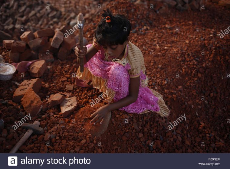 Dhaka, Bangladesh. 29Th Sep 2018. Shohagi (9), Un Travail avec Casse Brique Enfant