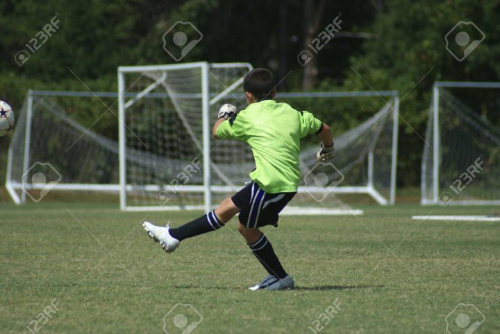 Donner Des Coups De Pied Le Gardien De But De Football Dans Un Jeu De Balle  Sur Une Journée Ensoleillée. destiné Jeux De Gardien De But