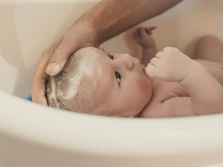 Donner Le Bain À Bébé – Doctissimo intérieur Jeux Bébé 6 Mois En Ligne