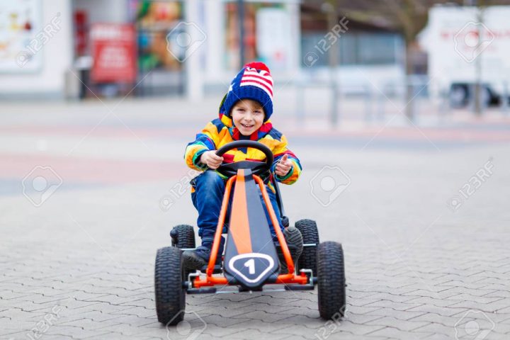 Drôle Petit Enfant D'âge Préscolaire Garçon Amusant Avec La Voiture De  Course De Jouets, En Plein Air. Enfant Conduite Automobile. Jeux De Plein  Air à Jeux De Course Enfant