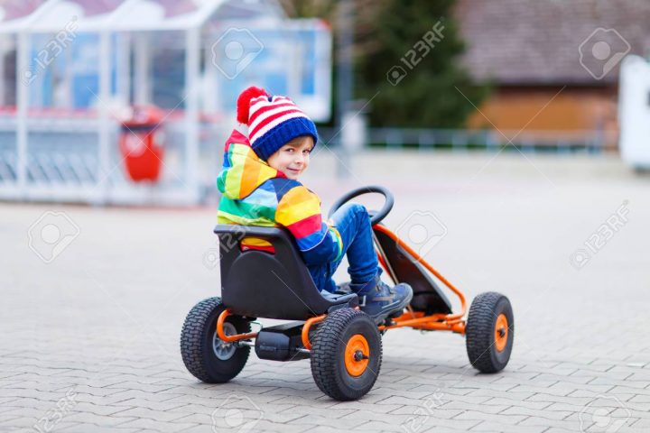 Drôle Petit Enfant D'âge Préscolaire Garçon Amusant Avec La Voiture De  Course De Jouets, En Plein Air. Enfant Conduite Automobile. Jeux De Plein  Air avec Jeux De Course Pour Enfants