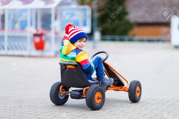 Drôle Petit Enfant D'âge Préscolaire Garçon Amusant Avec La Voiture De  Course De Jouets, En Plein Air. Enfant Conduite Automobile. Jeux De Plein  Air avec Jeux De Petite Voiture