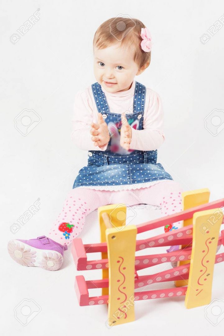 Drôle Petite Fille Jouant Avec Le Jeu De Jouets Pour Le Développement.  Enfant. Activités De La Maternelle. Centre D'apprentissage Kindercare. serapportantà Jeux Apprentissage Maternelle