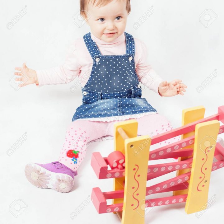 Drôle Petite Fille Jouant Avec Le Jeu De Jouets Pour Le Développement.  Enfant. Activités De La Maternelle. Centre D'apprentissage Kindercare. tout Jeux D Apprentissage Maternelle